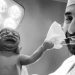 Fotografia care a zguduit internetul! Un nou-născut smulge masca medicului, imediat după ce a venit pe lume