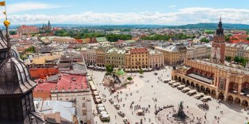 Purtarea măştii devine obligatorie în toate spaţiile publice din Polonia