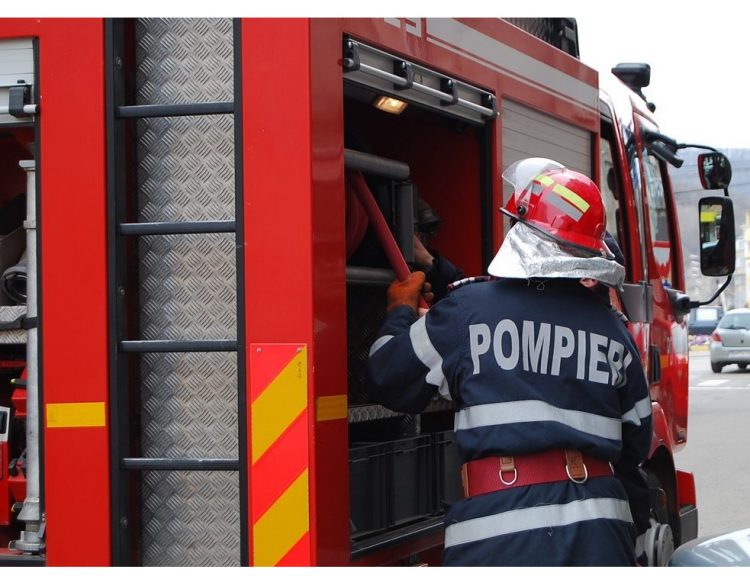 Incendiu pe Valea Roșie! Acoperișul unei case este mistuit de flăcări