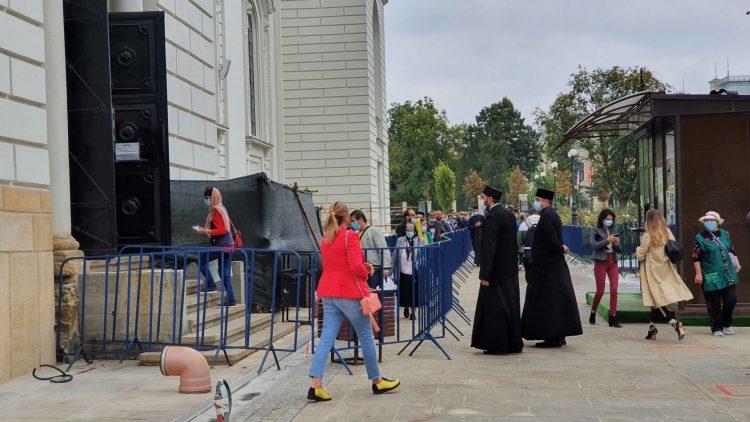 Pelerinajul de la Iaşi nu se va mai organiza în perioada 8-15 octombrie. Racla cu moaștele Sf. Parascheva nu va putea fi atinsă