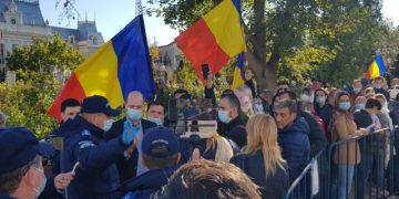 Protest în zi de sărbătoare! Scandal la Catedrala din Iaşi: Sute de pelerini strigă „Duceţi-vă la diavol” şi „Jos dictatura” – video