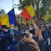Protest în zi de sărbătoare! Scandal la Catedrala din Iaşi: Sute de pelerini strigă „Duceţi-vă la diavol” şi „Jos dictatura” – video