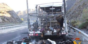 Un autocar românesc a ars în întregime în Spania. Polițiștii au descoperit 66 de kg de droguri printre bagajele arse