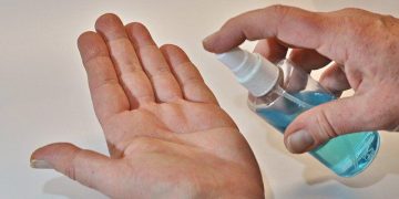 Experiment. Un poliţist care s-a dat cu spirt pe mâini, găsit cu alcoolemie când a suflat în etilotest – video