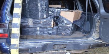 Peste 17.000 de pachete cu țigări confiscate și doi români cercetați pentru contrabandă