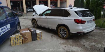 Tată şi fiu, implicaţi în contrabandă. Țigări, armă neletală, sume în lei și valută descoperite la Bocicoiel de polițiștii de frontieră într-un autoturism