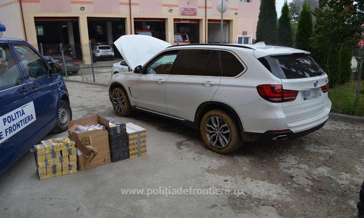 Tată şi fiu, implicaţi în contrabandă. Țigări, armă neletală, sume în lei și valută descoperite la Bocicoiel de polițiștii de frontieră într-un autoturism