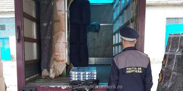 Poliţiştii de frontieră au descoperit într-o autoutilitară condusă de un maramureşean peste 12.000 pachete de țigări ascunse printre haine şi obiecte casnice