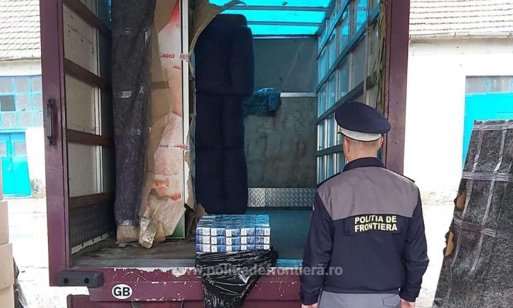 Poliţiştii de frontieră au descoperit într-o autoutilitară condusă de un maramureşean peste 12.000 pachete de țigări ascunse printre haine şi obiecte casnice