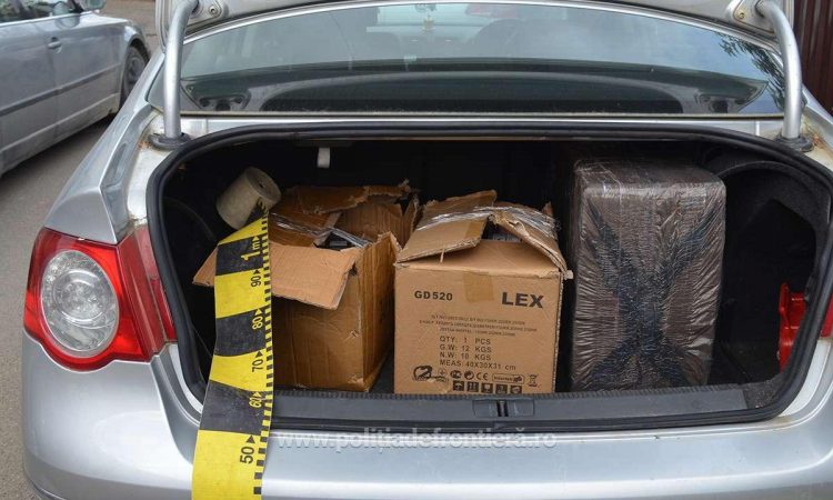 8.000 pachete cu ţigări de peste 94.000 lei confiscate şi patru maşini indisponibilizate la frontiera de nord