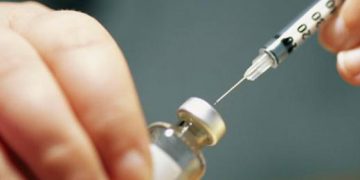 OMS: Tinerii sănătoşi ar putea să nu fie vaccinaţi pentru COVID-19, înainte de 2022