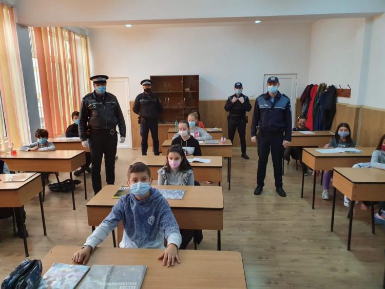 Acţiuni pentru siguranţa în mediul şcolar, desfășurate de polițiștii din Borșa