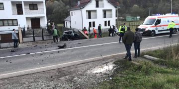 TRAGEDIE LA MOISEI – A murit după ce s-a izbit cu mașina de gard