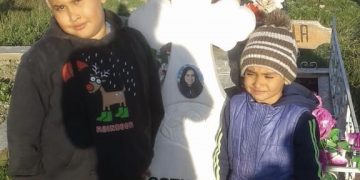 Apel disperat: Doi frăţiori din Hârlău se roagă la mormântul mamei lor, după ce au fost abandonaţi de tată