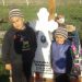 Apel disperat: Doi frăţiori din Hârlău se roagă la mormântul mamei lor, după ce au fost abandonaţi de tată