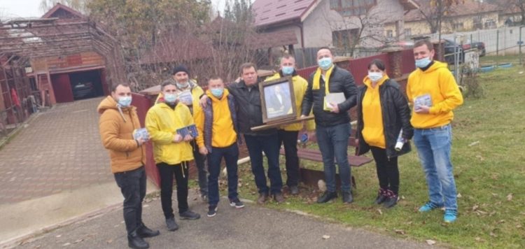 Noul ,,model” de campanie electorală marca PNL – cu tabloul candidatului în prim-plan