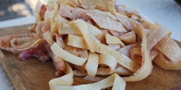 Ce se întâmplă în corpul tău când mănânci şorici de porc? Nutriţionistul are un răspuns: