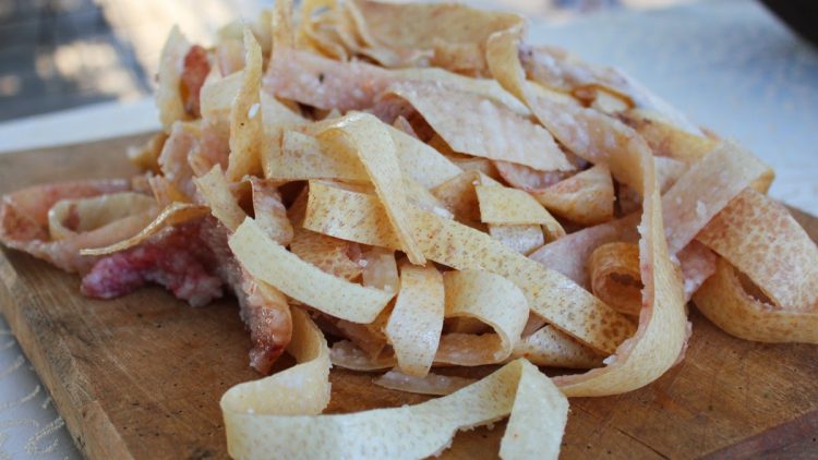 Ce se întâmplă în corpul tău când mănânci şorici de porc? Nutriţionistul are un răspuns: