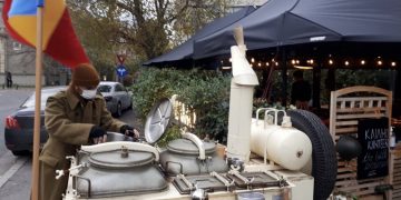 Protest culinar. Un antreprenor și-a scos bucătăria în stradă: „Este o luptă pentru supraviețurie”