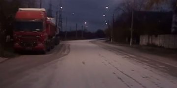 Strat generos de sare pe un bulevard din București, deși nu e polei și nu a nins