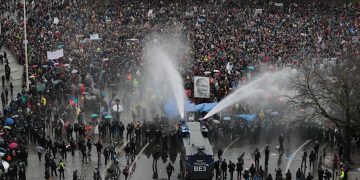 Poliția folosește tunuri de apă împotriva mulțimilor din Berlin care protestează împotriva restricțiilor