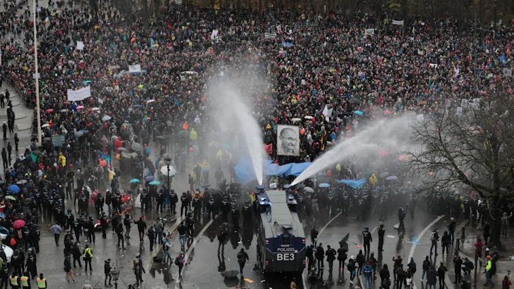 Poliția folosește tunuri de apă împotriva mulțimilor din Berlin care protestează împotriva restricțiilor