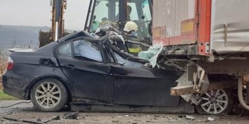 Accident grav la Câțcău! Un tânăr a ajuns în stare gravă la spital după ce a intrat cu maşina într-un TIR