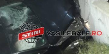 Un bărbat şi-a făcut maşina praf după ce s-a izbit de un podeţ din beton la Vişeu de Sus