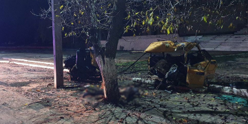 Accident cumplit azi noapte la Căuşeni: o Lada s-a rupt în două după o lovitură într-un copac