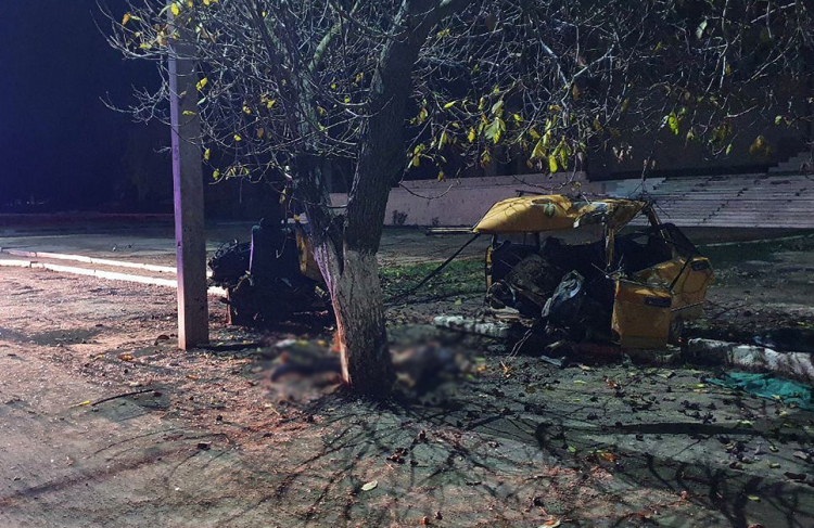 Accident cumplit azi noapte la Căuşeni: o Lada s-a rupt în două după o lovitură într-un copac