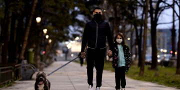 Raed Arafat, despre plimbarea animalelor de companie: „Între 23:00 și 05:00, poate că le convingem să nu ceară plimbare atunci”