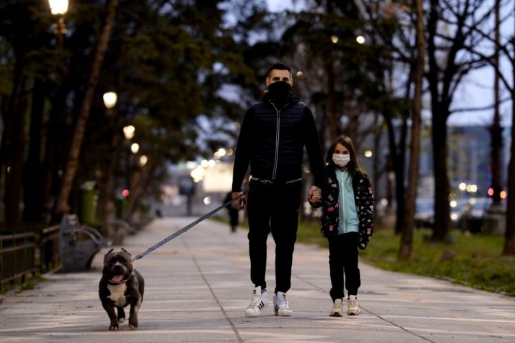 Raed Arafat, despre plimbarea animalelor de companie: „Între 23:00 și 05:00, poate că le convingem să nu ceară plimbare atunci”