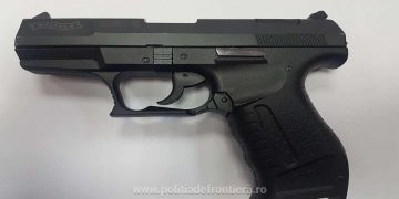 Armă neletală și muniție confiscate de la un bărbat la intrarea în ţară