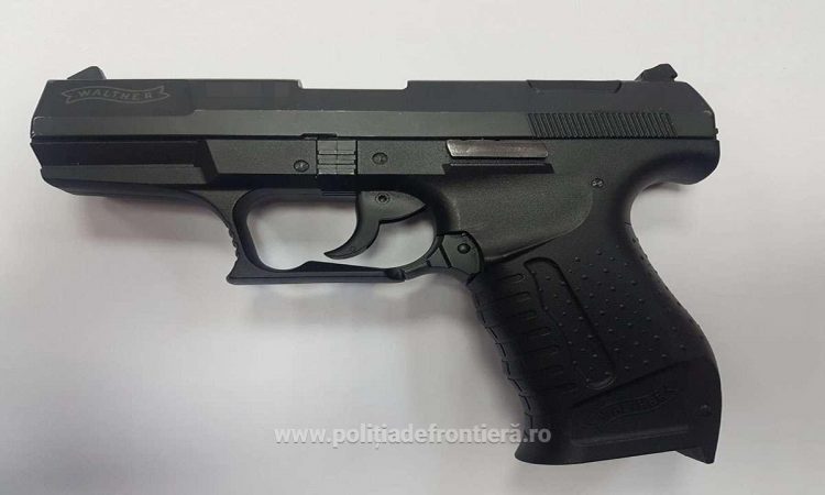 Armă neletală și muniție confiscate de la un bărbat la intrarea în ţară