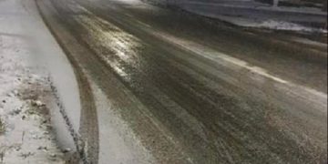 Iarna se instalează în Maramureş. Strat de zăpadă pe carosabil, la Cavnic – foto