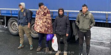 17 cetăţeni din Afganistan și Pakistan, depistați ascunşi în TIR-uri la frontiera cu Ungaria