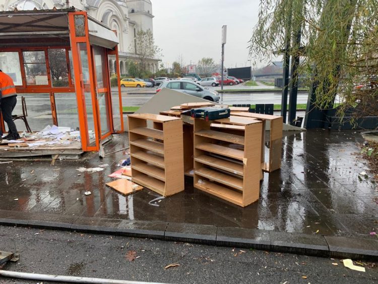 Mai multe chioșcuri de ziare abandonate, ridicate din Baia Mare