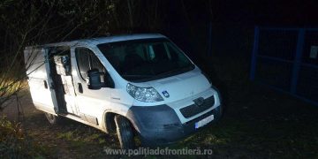 Microbuz ticsit cu 30.000 de pachete cu țigări, descoperit de polițiștii de frontieră la Crăciuneşti