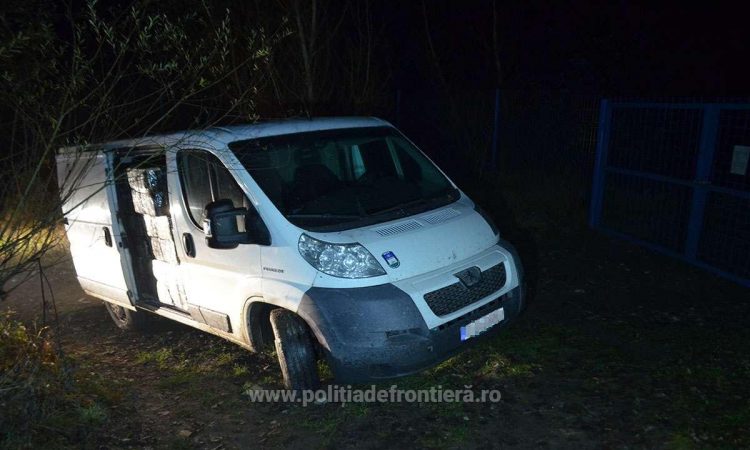 Microbuz ticsit cu 30.000 de pachete cu țigări, descoperit de polițiștii de frontieră la Crăciuneşti