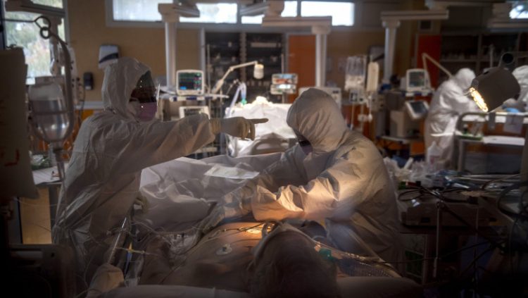 Din nou record negativ de decese și persoane internate la ATI