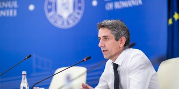 Purtătorul de cuvânt al Guvernului Republicii Socialiste Ro… scuze, al Guvernului României, omagiu plin de abnegație adus Partidului și Președintelui Republicii