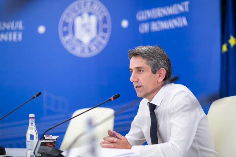 Purtătorul de cuvânt al Guvernului Republicii Socialiste Ro… scuze, al Guvernului României, omagiu plin de abnegație adus Partidului și Președintelui Republicii