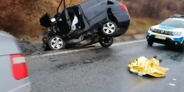 Accident grav pe DN 67: Doi bărbați au decedat și o tânără a fost rănită grav după impactul frontal