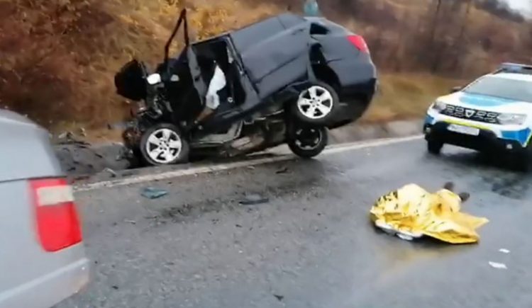 Accident grav pe DN 67: Doi bărbați au decedat și o tânără a fost rănită grav după impactul frontal