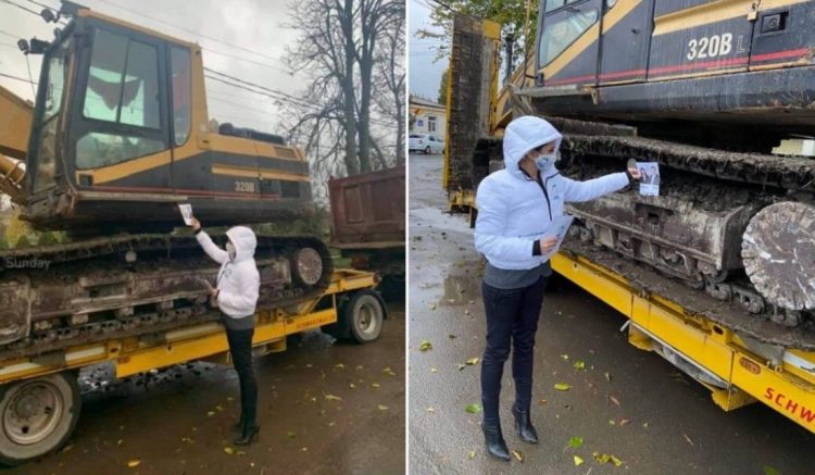 Gest de neînţeles. Elena Băsescu, fotografiată în timp ce împarte un pliant unui excavator din Constanţa