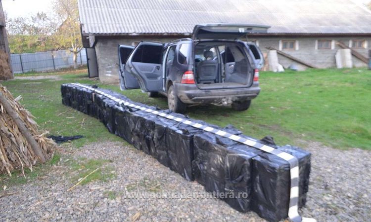 Patru cetățeni români cercetați pentru contrabandă și aproximativ 30.000 pachete cu țigări confiscate la frontiera de nord