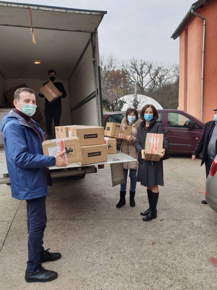 Tablete, măști, material dezinfectant pentru şcolile din Maramureş