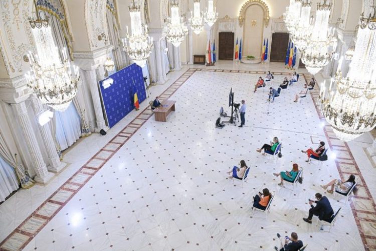 Cum se aranjează show-urile de presă ale lui Iohannis