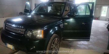 Autoturism furat din Italia, descoperit la P.T.F. Siret