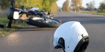 O tânără de 24 de ani din Cicârlău s-a ales cu răni după ce s-a răsturnat cu motocicleta într-o curbă